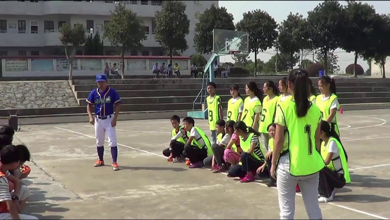 2.人教版体育七年级《原地侧向推实心球》湖南省省级优课