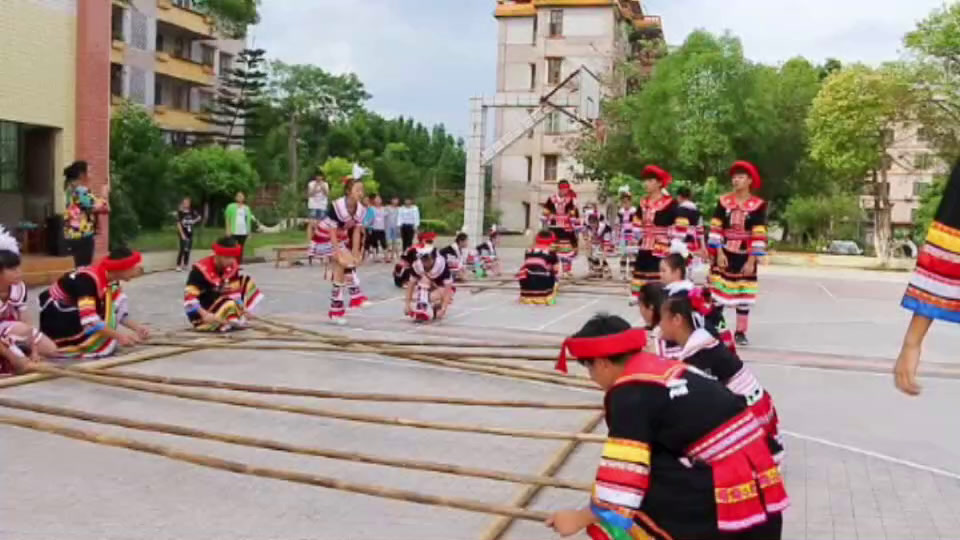 2.人教版体育八年级《竹竿舞》广东省市级优课