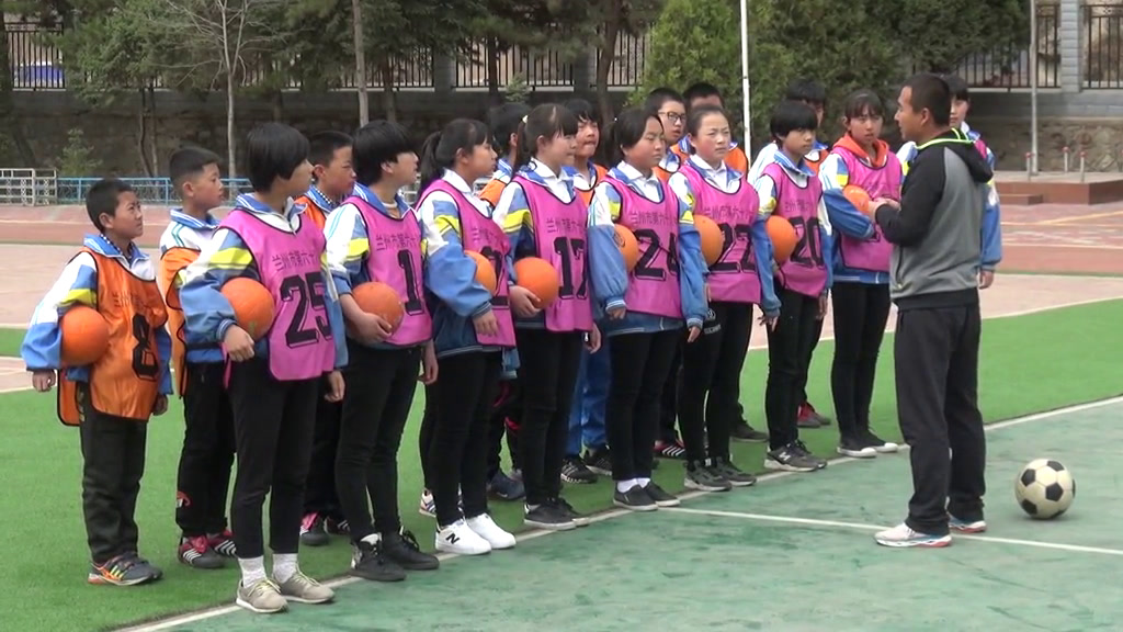 1.人教版体育八年级《头顶球》甘肃省省级优课