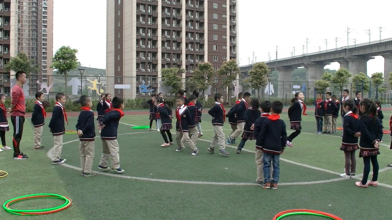 人教2011版体育与健康一至二年级《2.集体双脚连续向前跳与“开火车”游戏及发展体能》重庆市省一等奖