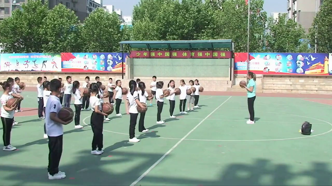人教2011版体育与健康一至二年级《3.原地各种姿势拍球与游戏》北京市省一等奖