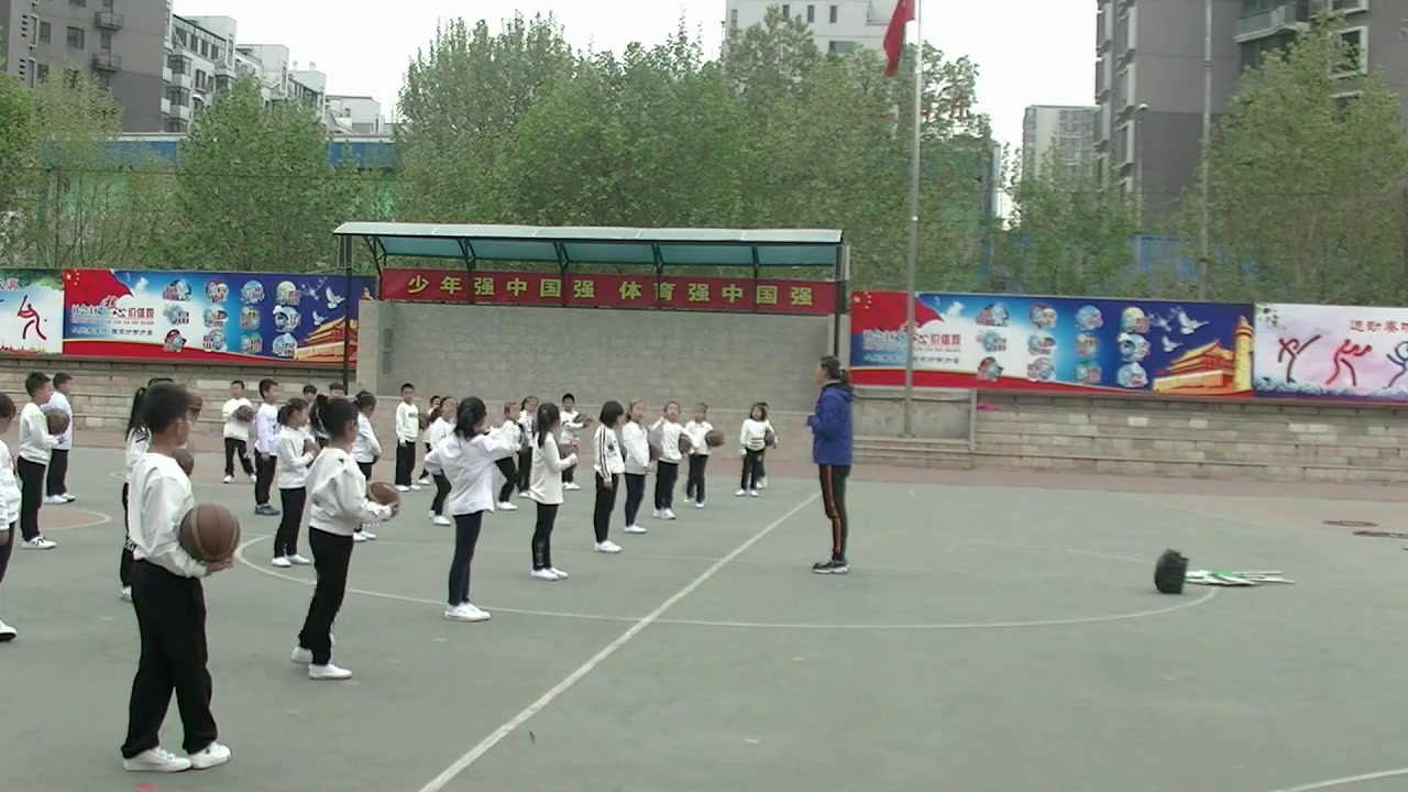 人教2011版体育与健康一至二年级《4.原地或限定范围的拍球比多》北京市省一等奖