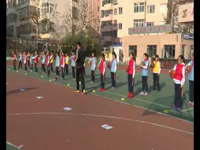 2.人教2011版体育与健康一至二年级《一、小篮球游戏》山东省省一等奖