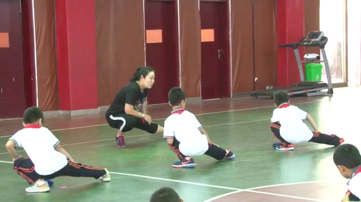 1.人教2011版体育与健康一至二年级《2.并脚跳短绳与体能练习》天津市省一等奖