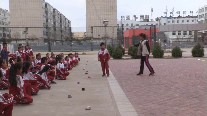 人教2011版体育与健康一至二年级《6.单手侧对投掷方向持沙包掷远与游戏》陕西省市一等奖