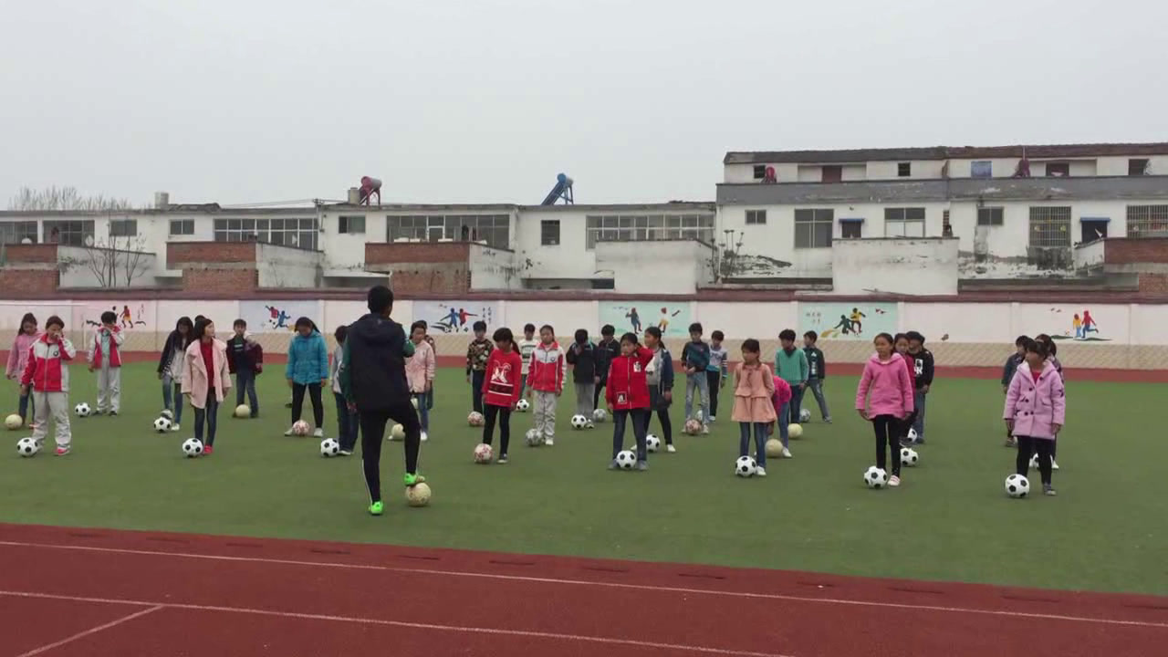 1.人教2011版体育与健康一至二年级《二、小足球游戏》安徽省市一等奖