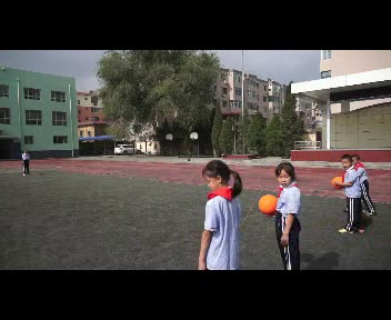 1.人教2011版体育与健康一至二年级《2.球绕环游戏》内蒙古省一等奖