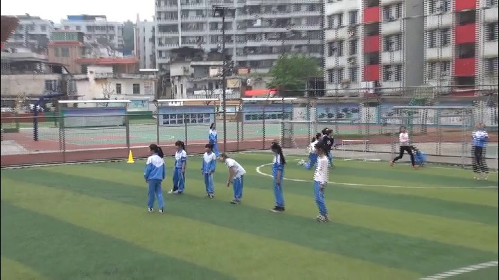 2.人教2011版体育与健康一至二年级《二、小足球游戏》广东省市一等奖