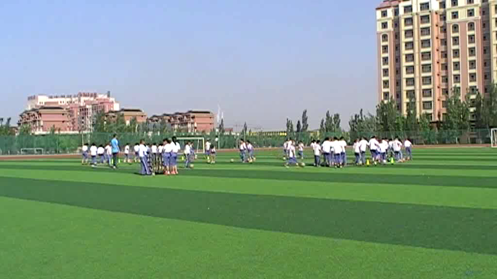 1.人教2011版体育与健康一至二年级《4.直线运球练习与游戏》内蒙古省一等奖