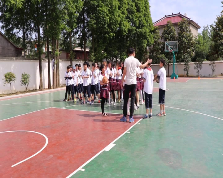 1.人教2011版体育与健康一至二年级《一、小篮球游戏》安徽省市一等奖