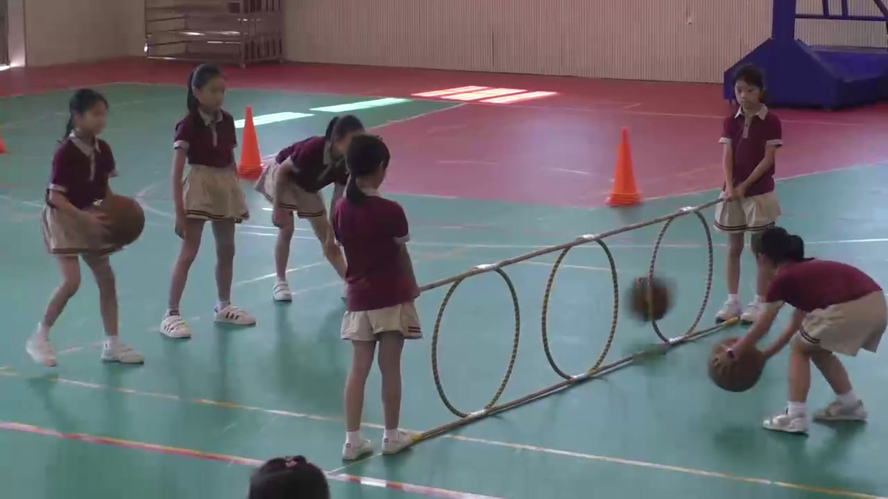 1.人教2011版体育与健康一至二年级《6.投活动篮游戏》广东省市一等奖