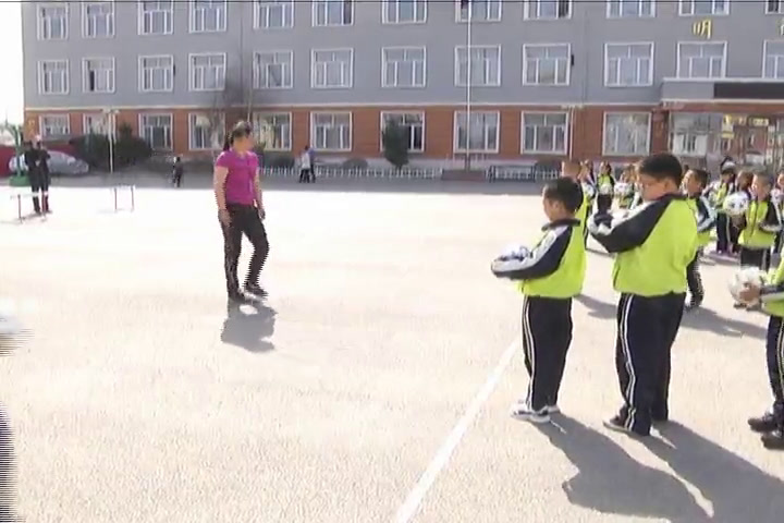 2.人教2011版体育与健康一至二年级《3.踢球比准游戏》吉林省省一等奖