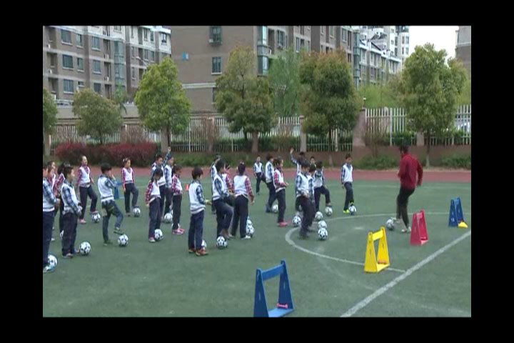 人教2011版体育与健康三至四年级《第二节小足球》江苏杨老师-省一等奖