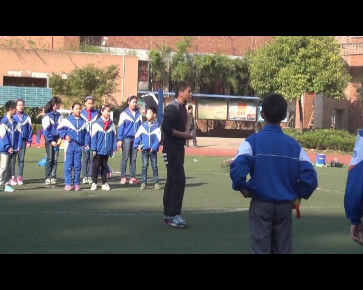人教2011版体育与健康五至六年级《4.多种形式投掷垒，》安徽郑老师-市一等奖