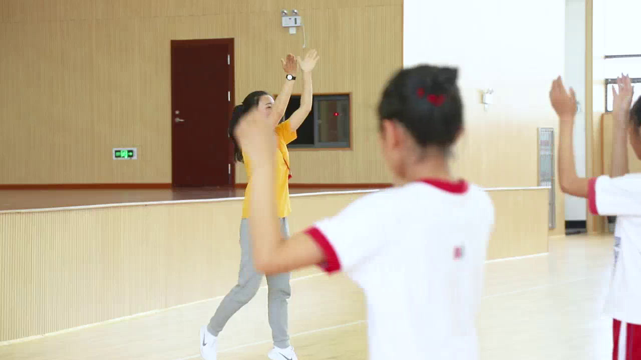 人教2011版体育与健康五至六年级《4校园集体舞童，》浙江老师-全国一等奖