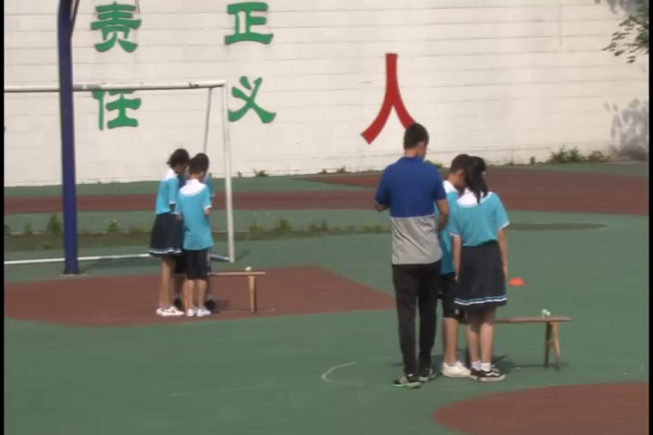 人教2011版体育与健康五至六年级《3.前双曲线滑行》重庆市赖老师-全国一等奖