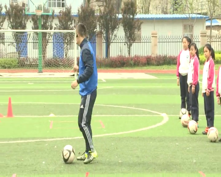 人教2011版体育与健康五至六年级《5.发展足球活动能，》河南老师-省一等奖