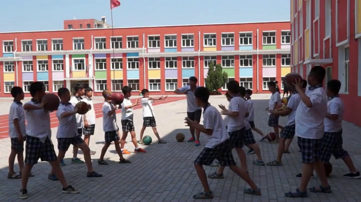 人教2011版体育与健康五至六年级《7.发展篮球活动能，》黑龙江老师-市一等奖