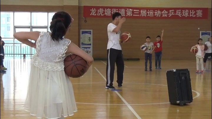 一二年级体育《小篮球-原地拍运球》江苏苏老师-全国一等奖
