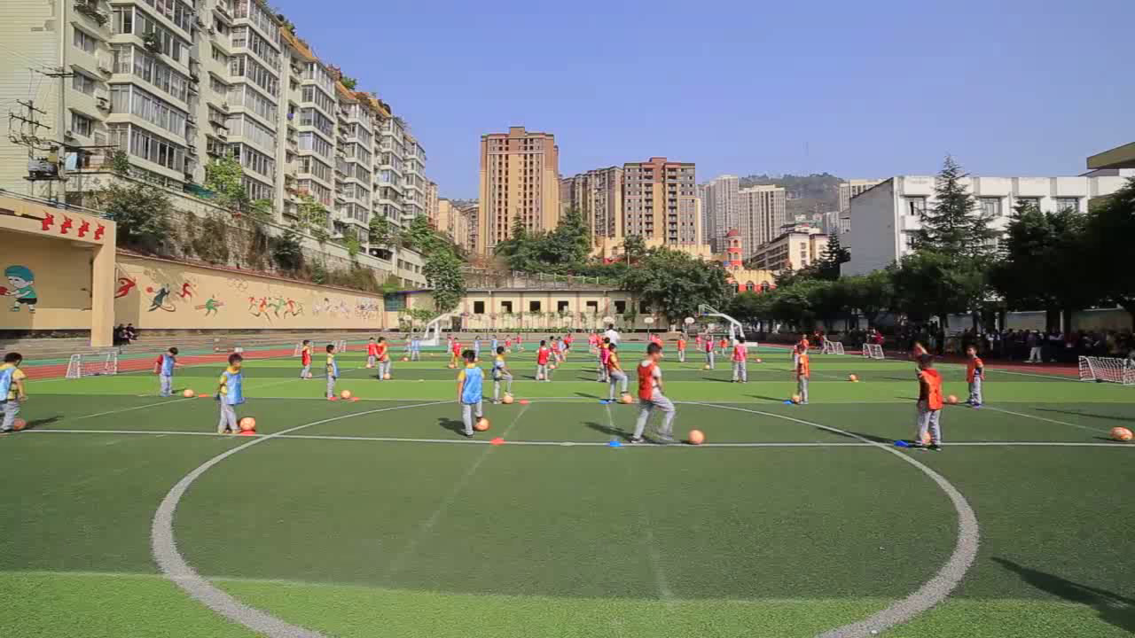 一二年级体育《小足球》重庆廖老师-省一等奖