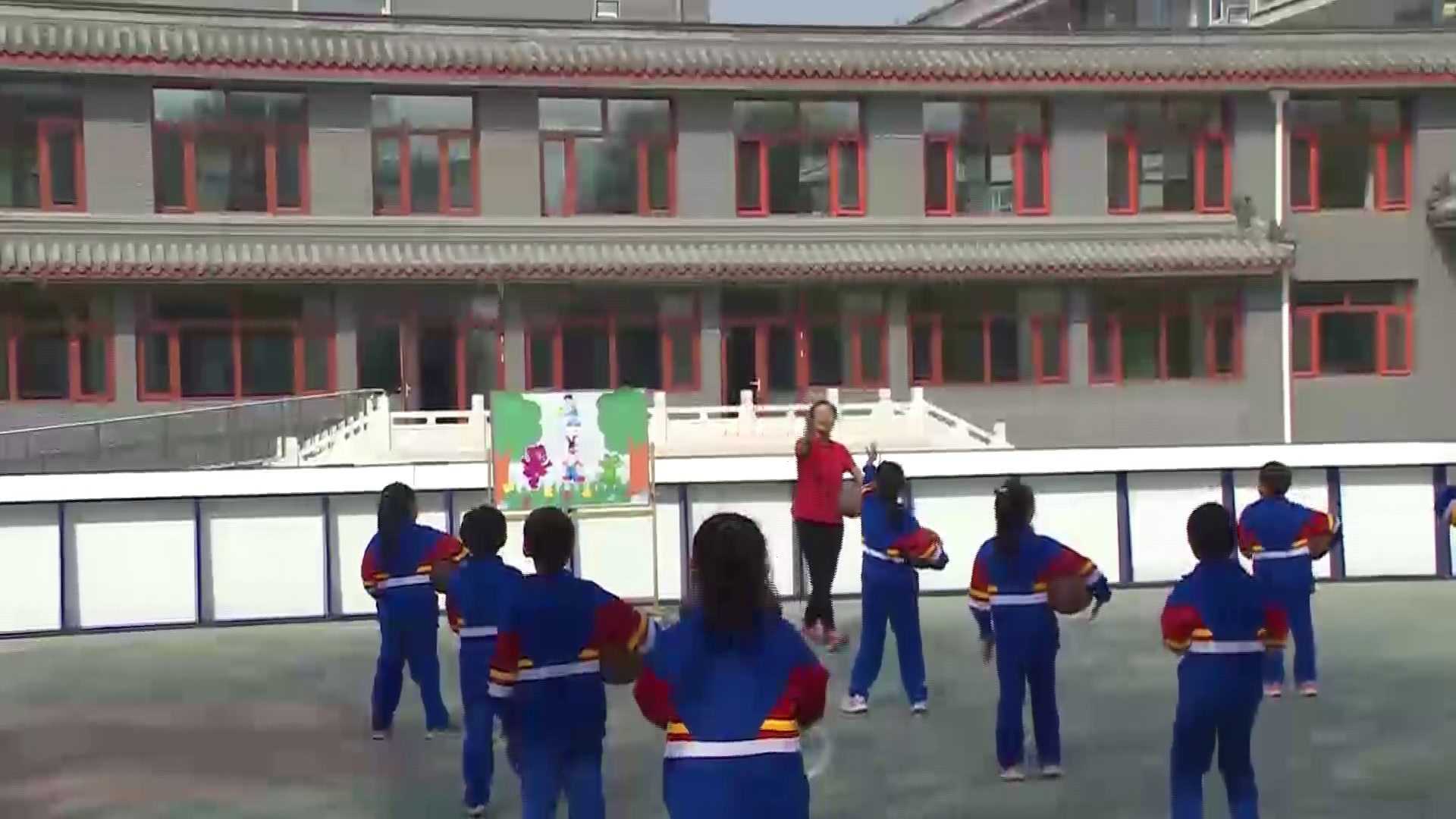 一二年级体育《小篮球》北京蔡老师-省一等奖