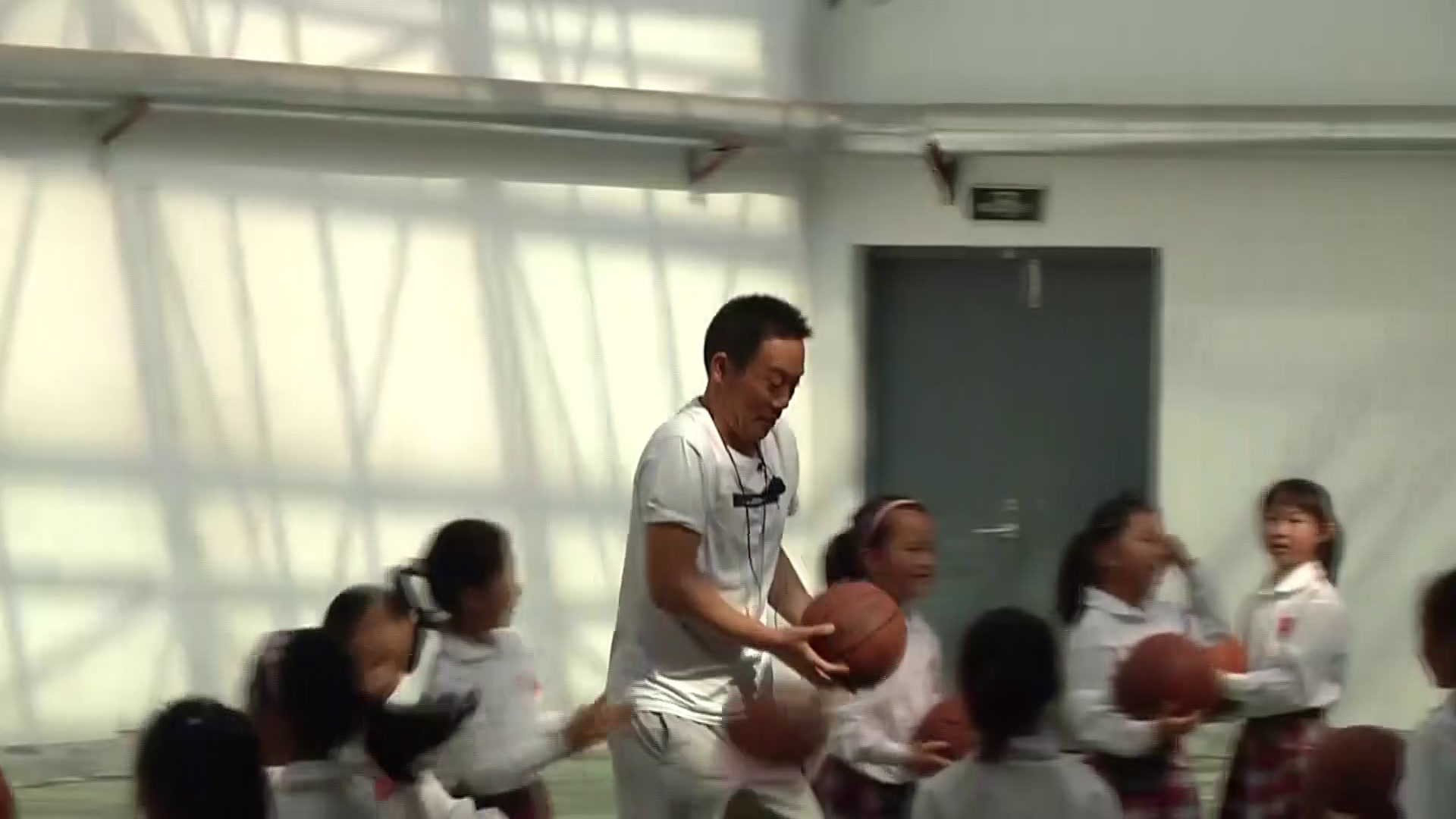 一二年级体育《小篮球》江苏杨老师-省一等奖