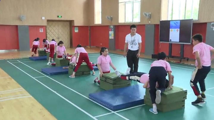 体育五六年级《身体活动-有人扶持手倒立》上海倪老师-全国一等奖