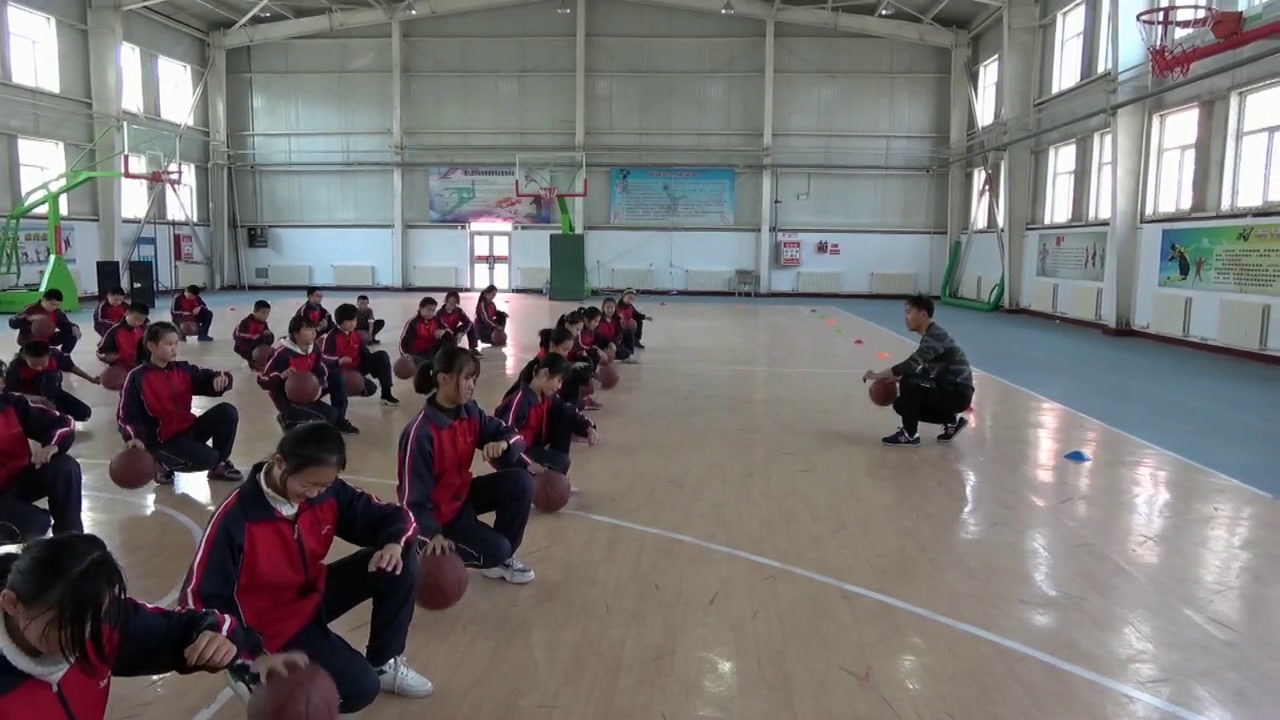  体育五六年级《小篮球运球互拍游戏》新疆张老师-省一等奖
