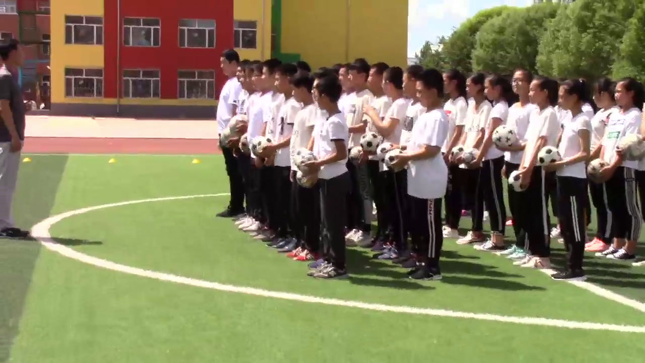 1.人教版体育七年级《大腿、胸部接球》内蒙古省级优课