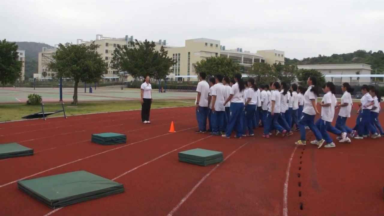 2.人教版体育七年级《蹲踞式跳远》国家级优质课