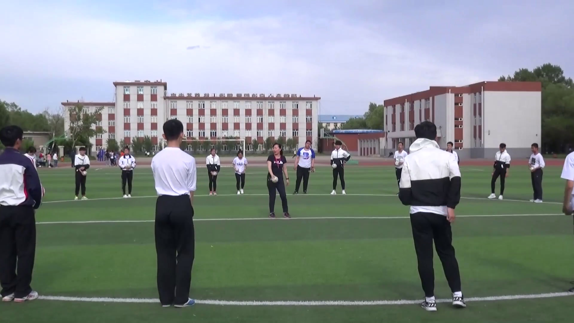 2.人教版体育八年级《侧向滑步推实心球》黑龙江省级优课