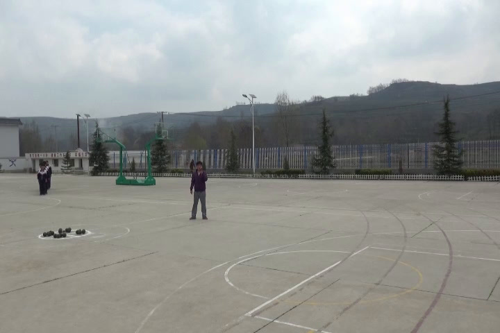 1.人教版体育八年级《侧向滑步推实心球》甘肃省省级优课