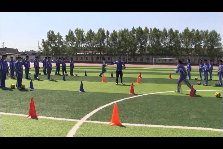 1.人教版体育八年级《运球过人》内蒙古省级优课