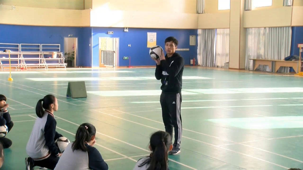 2.人教版体育七年级《侧面下手发球》安徽省市级优课