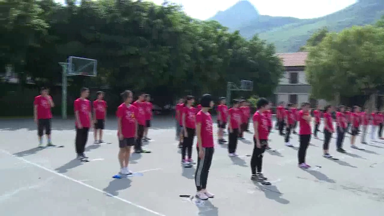 2.人教版体育九年级《多人跳绳》广西省级优课