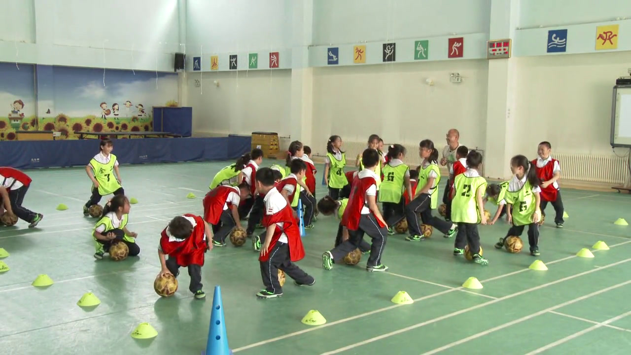1.人教2011版体育与健康一至二年级《4.直线运球练习与游戏》全国一等奖