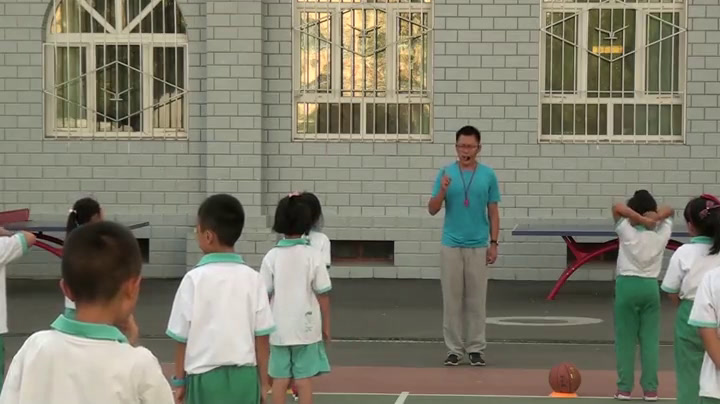 人教2011版体育与健康一至二年级《3.原地各种姿势拍球与游戏》新疆省一等奖
