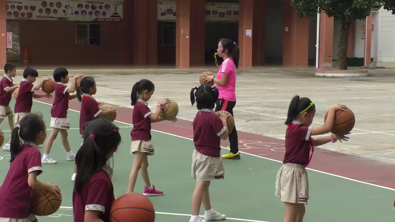 人教2011版体育与健康一至二年级《4.原地或限定范围的拍球比多》广东省市一等奖