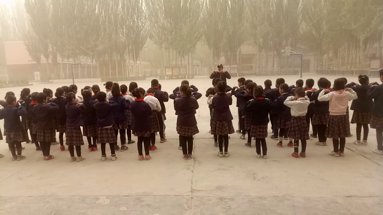 2.人教2011版体育与健康一至二年级《6.儿童集体舞：小火车舞》新疆县一等奖