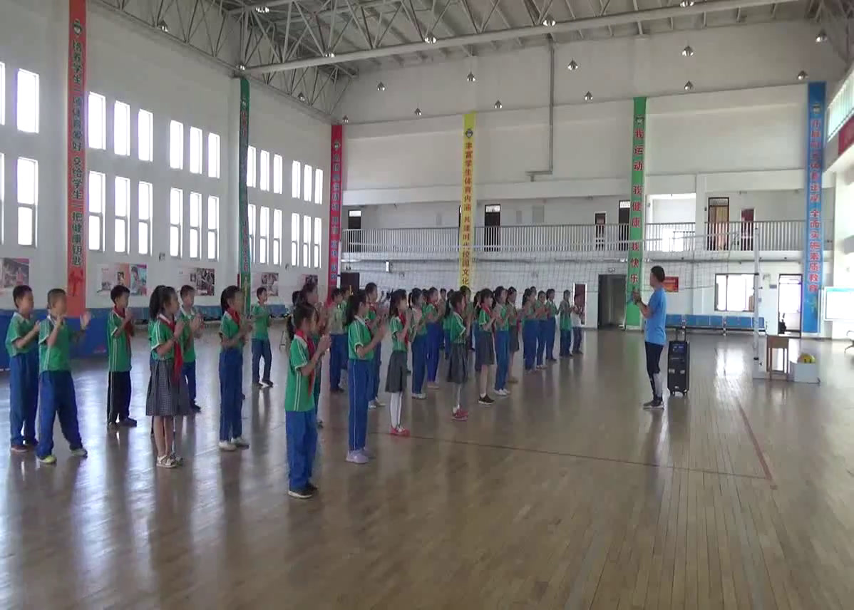 人教2011版体育与健康一至二年级《3．在音乐或其他音响伴奏下行进间练习》内蒙古省一等奖