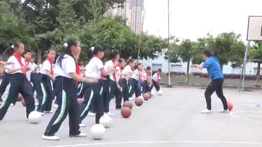 1.人教2011版体育与健康三至四年级《第一节小篮球》云南省省一等奖
