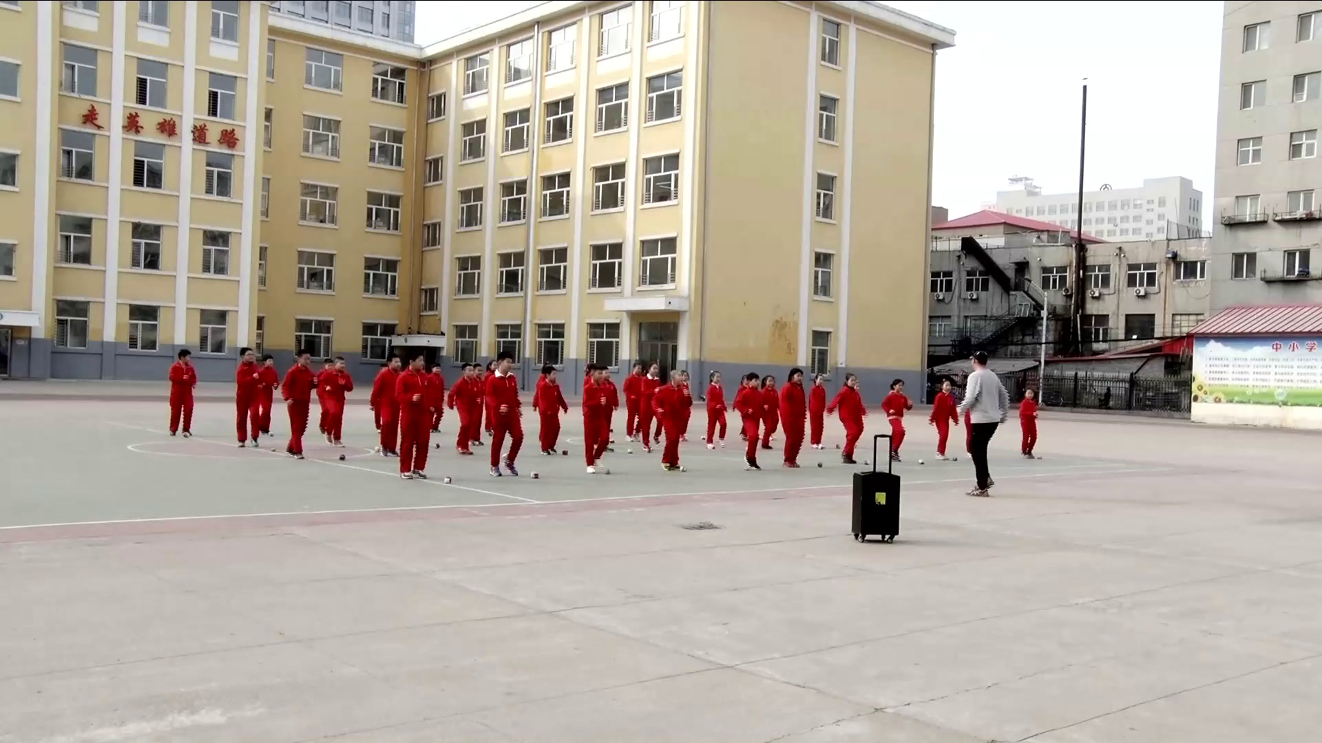 人教2011版体育与健康三至四年级《1.原地投掷沙包（或垒球）》黑龙江省一等奖