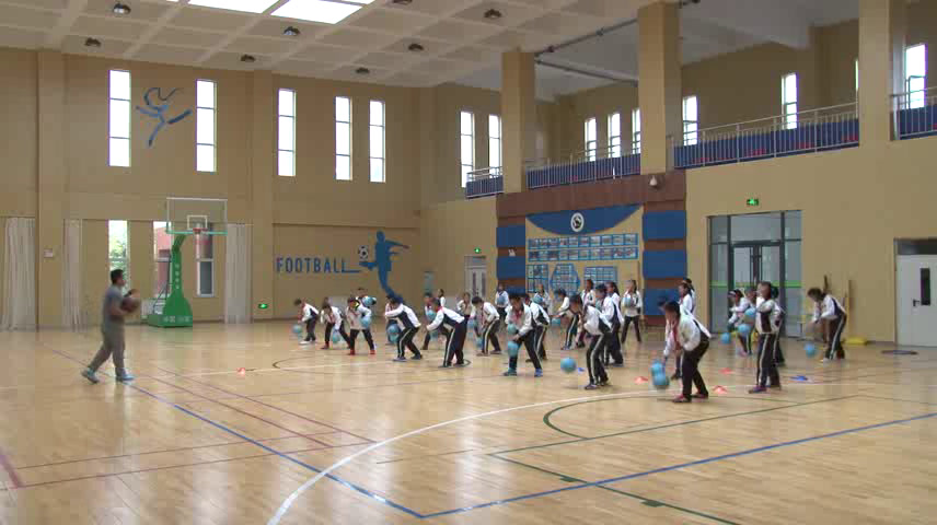 人教2011版体育与健康三至四年级《5.原地双手胸前投篮与游戏和比赛》内蒙古省一等奖