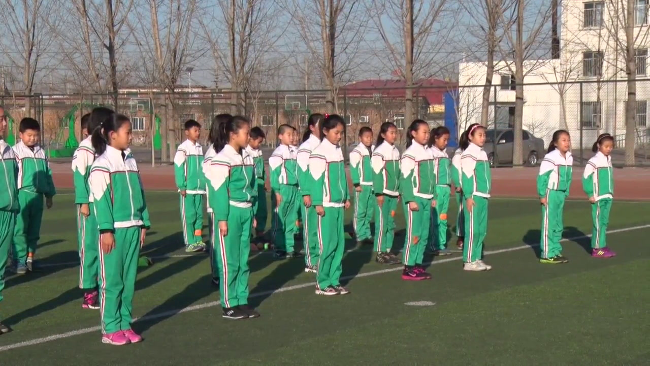 人教2011版体育与健康三至四年级《2.上步投掷沙包（，》天津市张老师-省一等奖