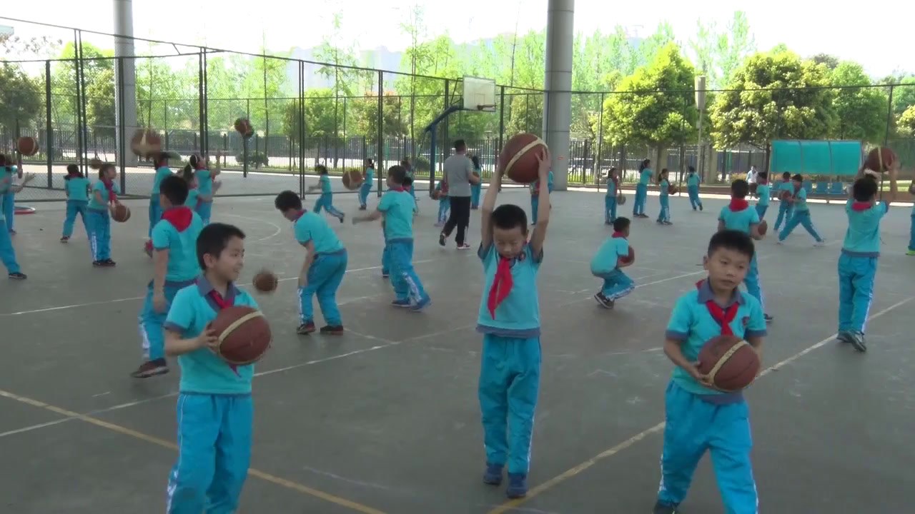 人教2011版体育与健康三至四年级《第一节小篮球》四川周老师-省一等奖