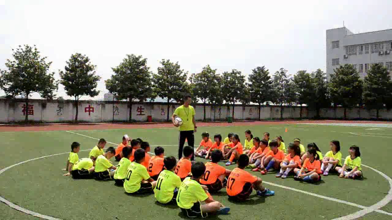 人教2011版体育与健康五至六年级《5.发展足球活动能，》湖南老师-全国一等奖