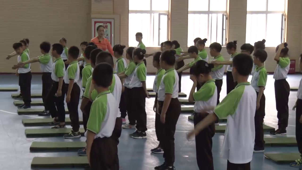 人教2011版体育与健康三至四年级《3.蛙泳手臂动作》江苏老师-市一等奖