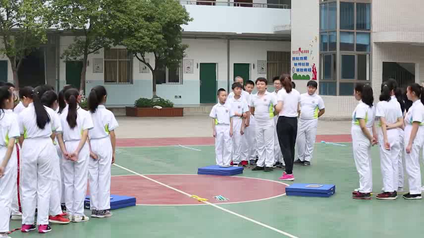 人教2011版体育与健康五至六年级《3.穿梭跳长绳与发展体能》江西老师-全国一等奖