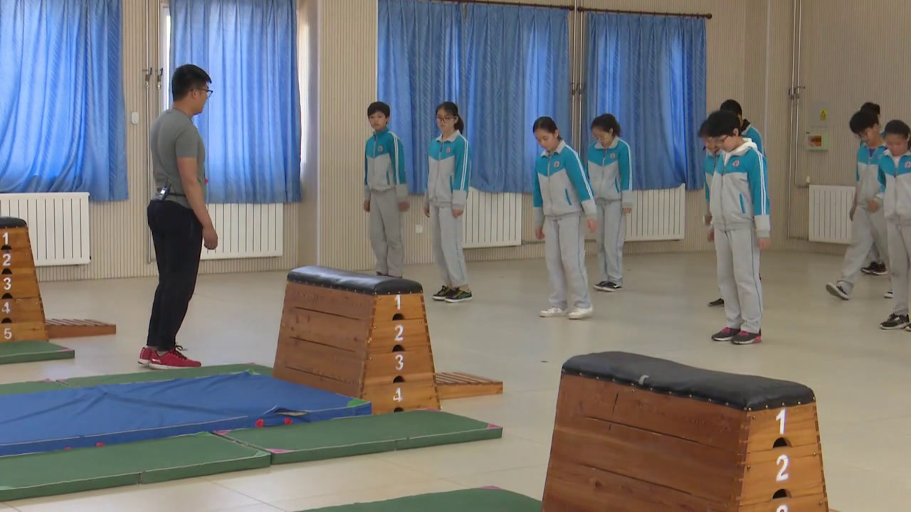 人教2011版体育与健康五至六年级《2.跳上成蹲撑，起，》天津市时老师-县级优课