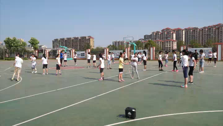 人教2011版体育与健康五至六年级《3.穿梭跳长绳与发展体能》江苏老师-省一等奖